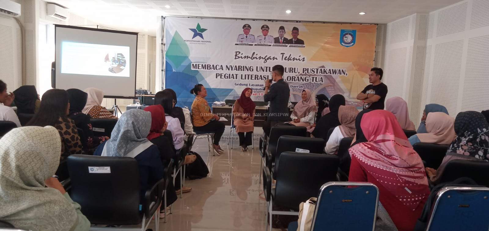 Membaca Nyaring Bisa Mengembangkan Kemampuan Mendengar
